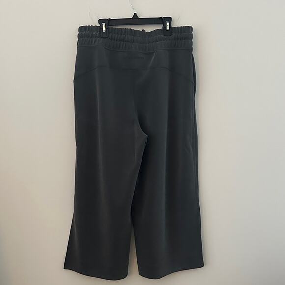 Lululemon Soft Ambitions Softstreme High Rise Crop Graphite Grey Size 10 NWOT - Picture 10 of 11